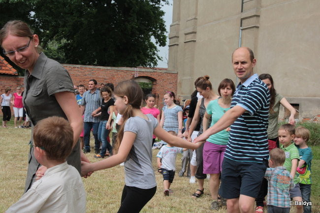 Bawili się w klasztornym ogrodzie (zdjęcia)