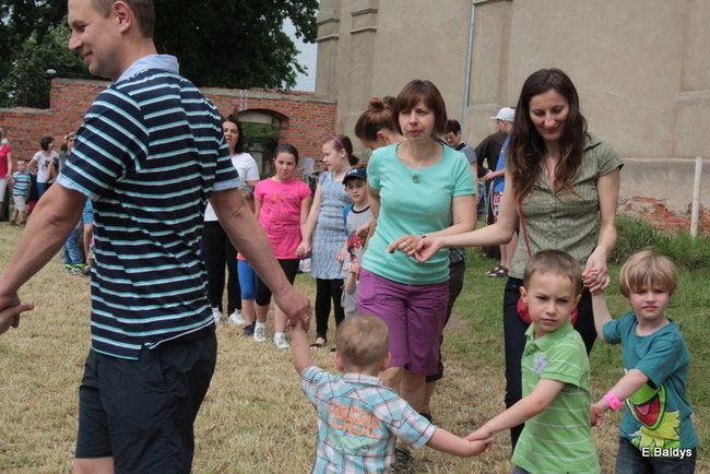 Bawili się w klasztornym ogrodzie (zdjęcia)