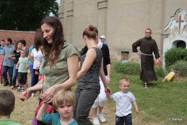 Bawili się w klasztornym ogrodzie (zdjęcia)