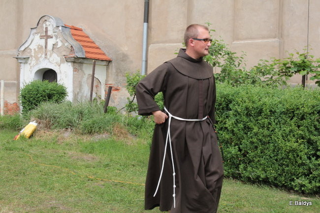 Bawili się w klasztornym ogrodzie (zdjęcia)