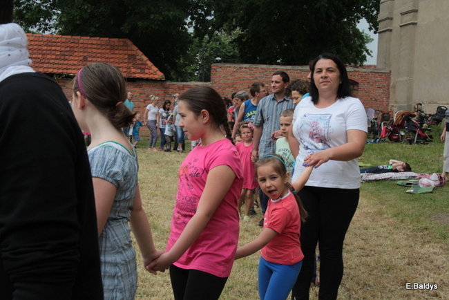 Bawili się w klasztornym ogrodzie (zdjęcia)