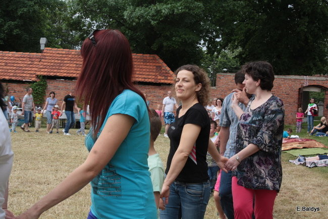 Bawili się w klasztornym ogrodzie (zdjęcia)
