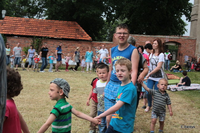 Bawili się w klasztornym ogrodzie (zdjęcia)
