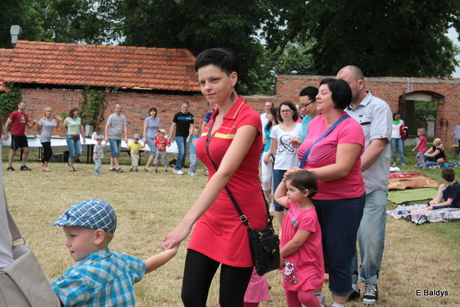 Bawili się w klasztornym ogrodzie (zdjęcia)