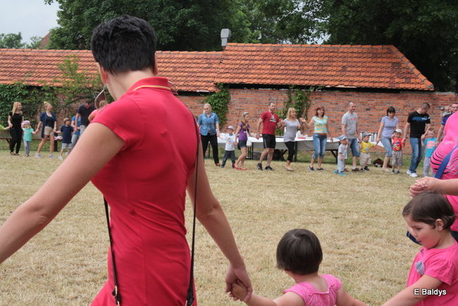 Bawili się w klasztornym ogrodzie (zdjęcia)