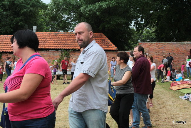 Bawili się w klasztornym ogrodzie (zdjęcia)