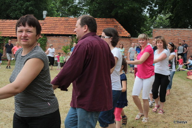 Bawili się w klasztornym ogrodzie (zdjęcia)