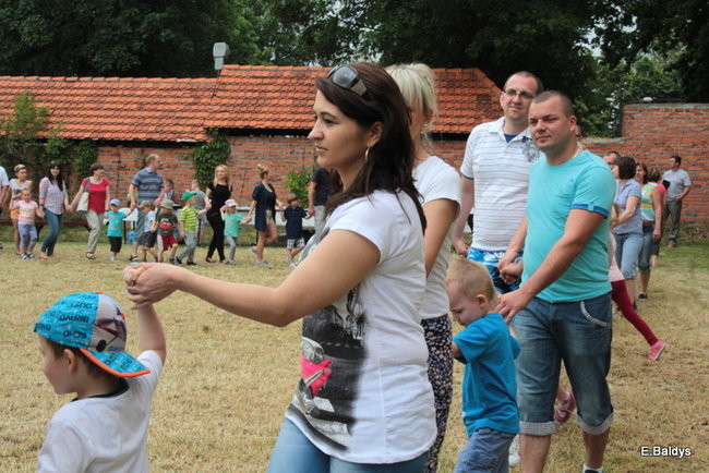 Bawili się w klasztornym ogrodzie (zdjęcia)