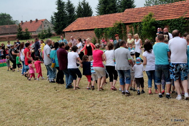 Bawili się w klasztornym ogrodzie (zdjęcia)