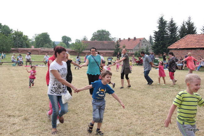 Bawili się w klasztornym ogrodzie (zdjęcia)