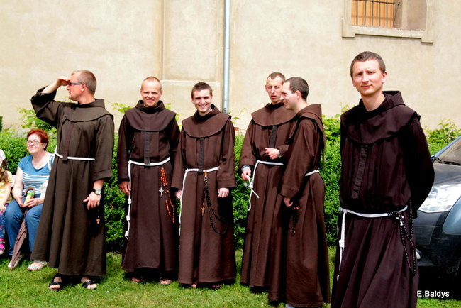 Bawili się w klasztornym ogrodzie (zdjęcia)