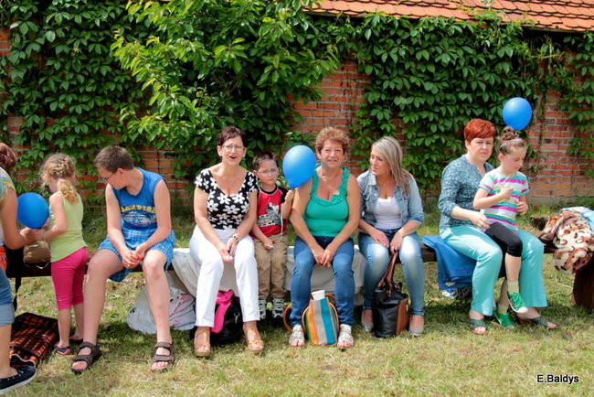 Bawili się w klasztornym ogrodzie (zdjęcia)