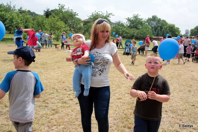 Bawili się w klasztornym ogrodzie (zdjęcia)