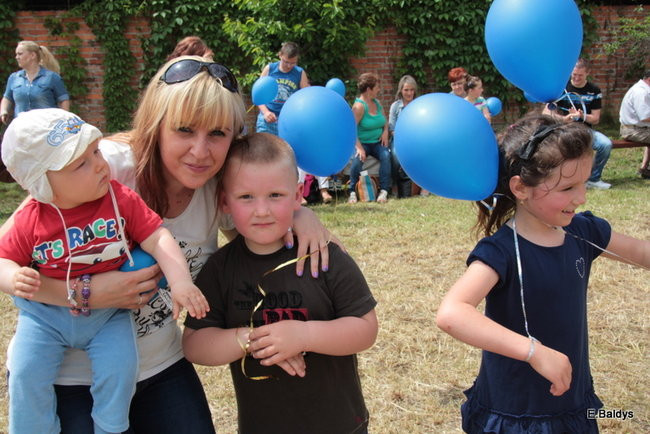 Bawili się w klasztornym ogrodzie (zdjęcia)
