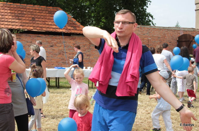 Bawili się w klasztornym ogrodzie (zdjęcia)