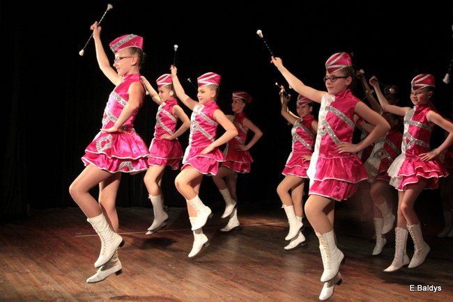 100 mażoretek na jednej scenie (zdjęcia)