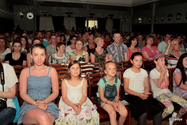 100 mażoretek na jednej scenie (zdjęcia)