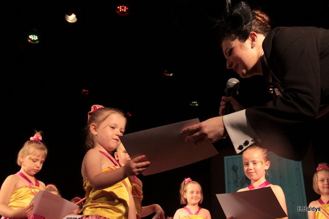 100 mażoretek na jednej scenie (zdjęcia)