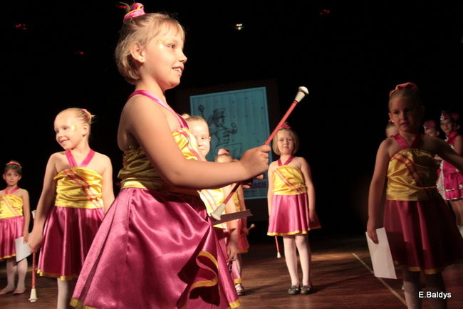 100 mażoretek na jednej scenie (zdjęcia)