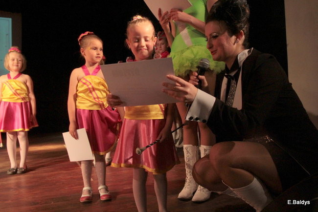 100 mażoretek na jednej scenie (zdjęcia)