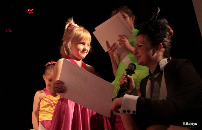 100 mażoretek na jednej scenie (zdjęcia)