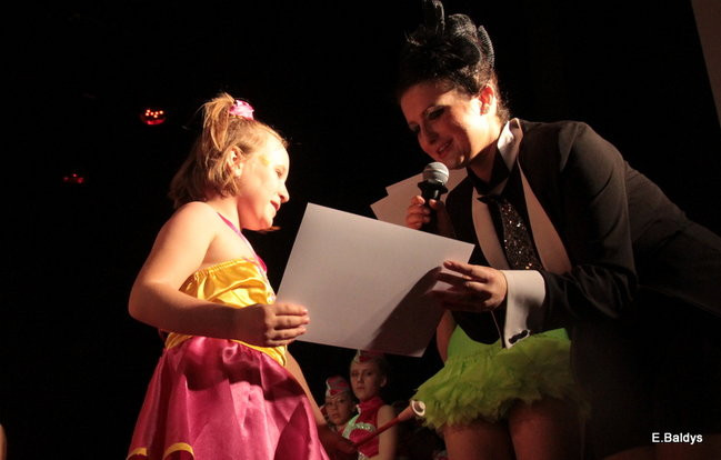 100 mażoretek na jednej scenie (zdjęcia)