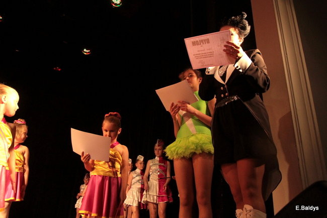 100 mażoretek na jednej scenie (zdjęcia)