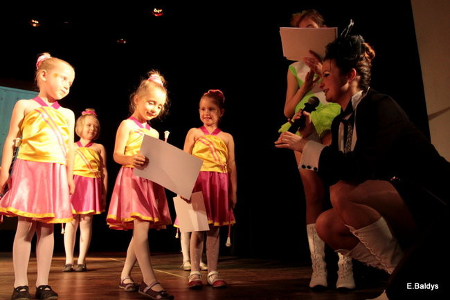 100 mażoretek na jednej scenie (zdjęcia)