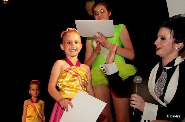 100 mażoretek na jednej scenie (zdjęcia)