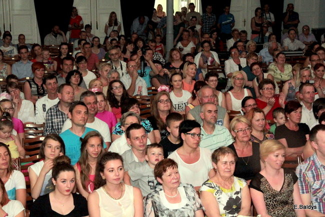 100 mażoretek na jednej scenie (zdjęcia)