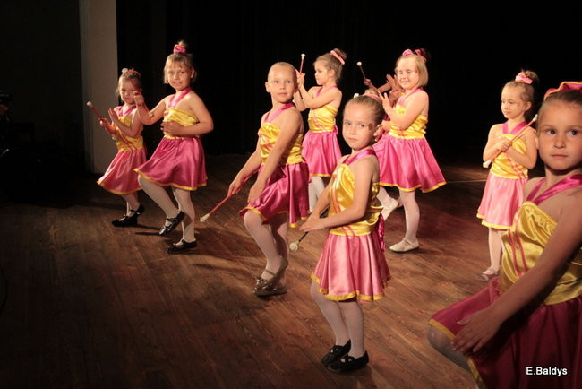 100 mażoretek na jednej scenie (zdjęcia)