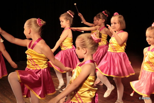 100 mażoretek na jednej scenie (zdjęcia)