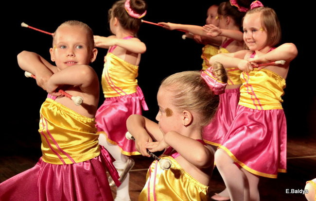 100 mażoretek na jednej scenie (zdjęcia)