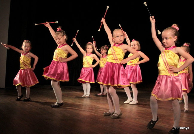 100 mażoretek na jednej scenie (zdjęcia)