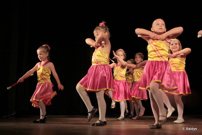 100 mażoretek na jednej scenie (zdjęcia)