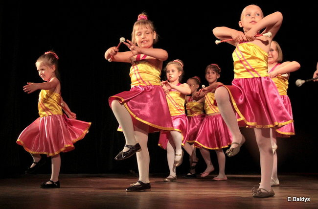 100 mażoretek na jednej scenie (zdjęcia)