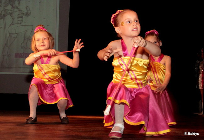 100 mażoretek na jednej scenie (zdjęcia)