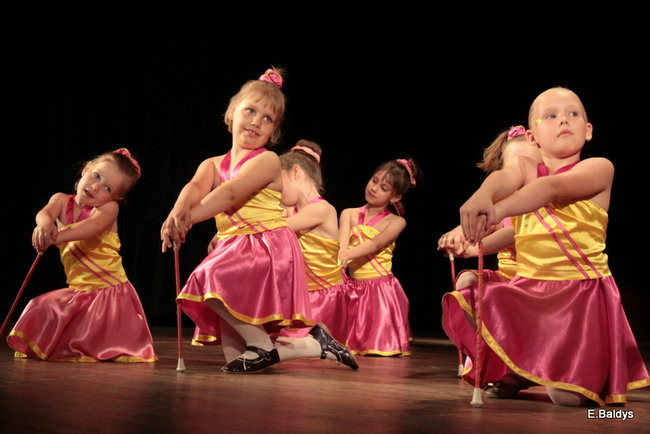 100 mażoretek na jednej scenie (zdjęcia)