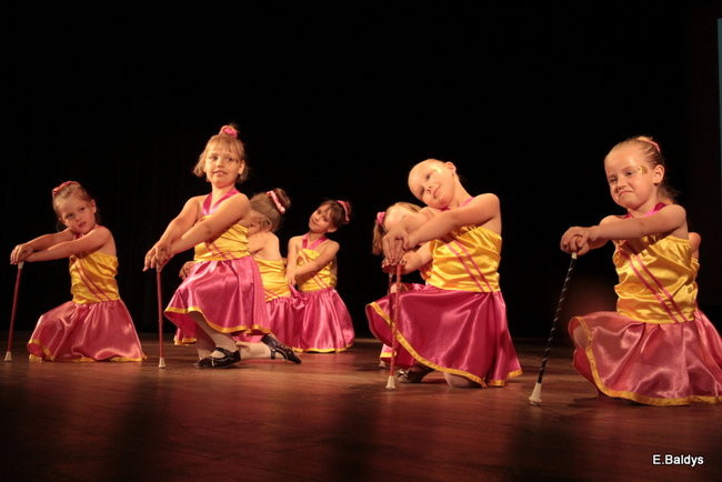 100 mażoretek na jednej scenie (zdjęcia)