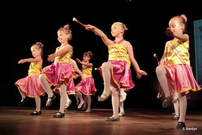 100 mażoretek na jednej scenie (zdjęcia)