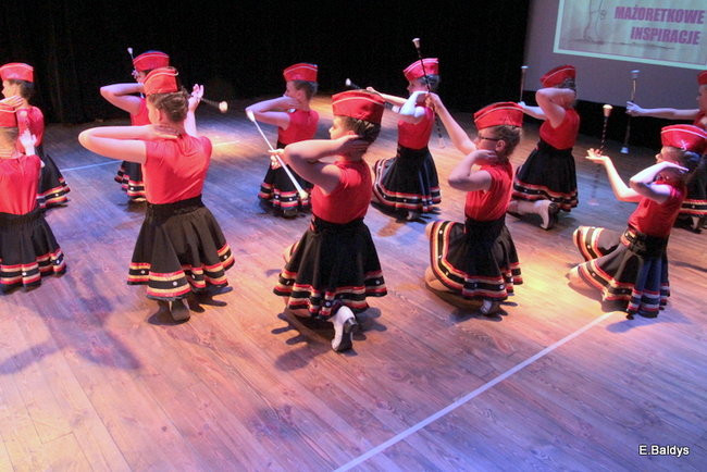 100 mażoretek na jednej scenie (zdjęcia)