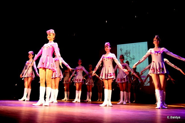 100 mażoretek na jednej scenie (zdjęcia)