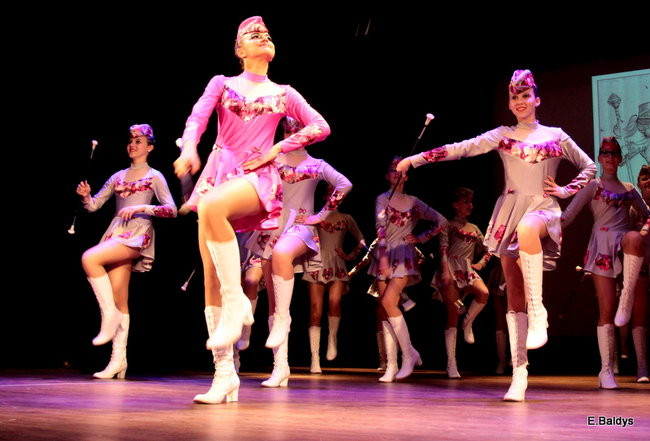 100 mażoretek na jednej scenie (zdjęcia)