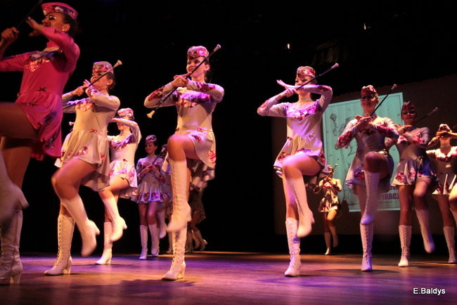100 mażoretek na jednej scenie (zdjęcia)