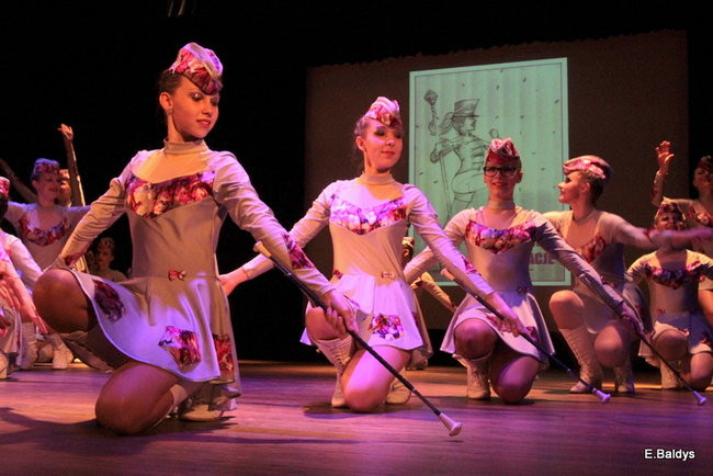 100 mażoretek na jednej scenie (zdjęcia)