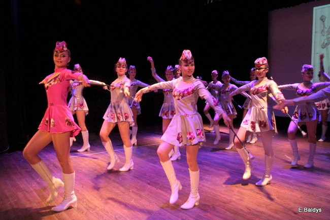 100 mażoretek na jednej scenie (zdjęcia)