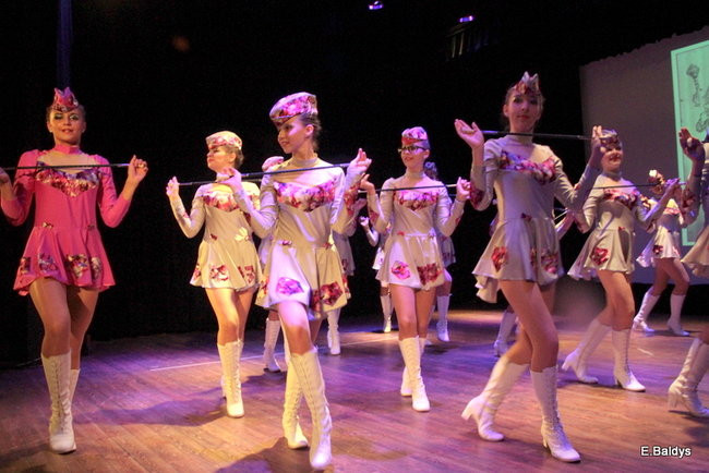 100 mażoretek na jednej scenie (zdjęcia)