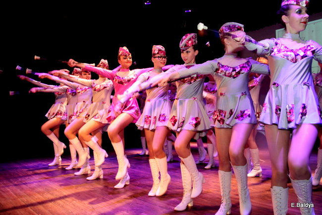 100 mażoretek na jednej scenie (zdjęcia)