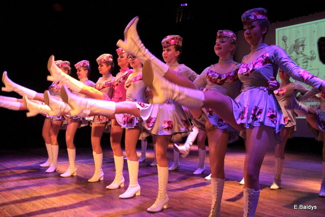 100 mażoretek na jednej scenie (zdjęcia)