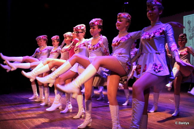 100 mażoretek na jednej scenie (zdjęcia)